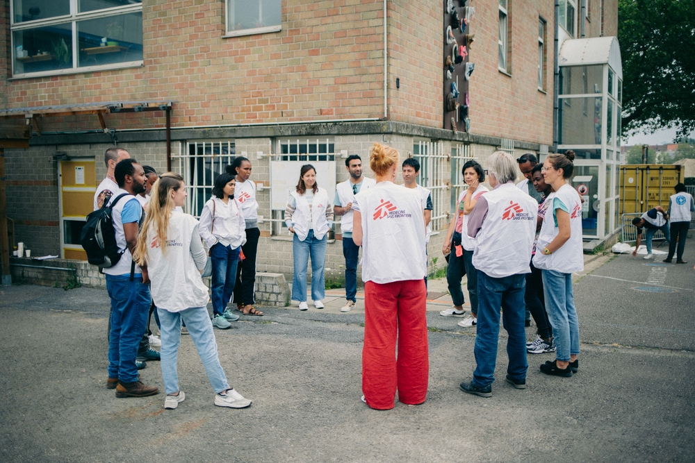 Campagne de vaccination contre la rougeole à Bruxelles, juin 2023. Briefing de l'équipe en début d'après-midi. 