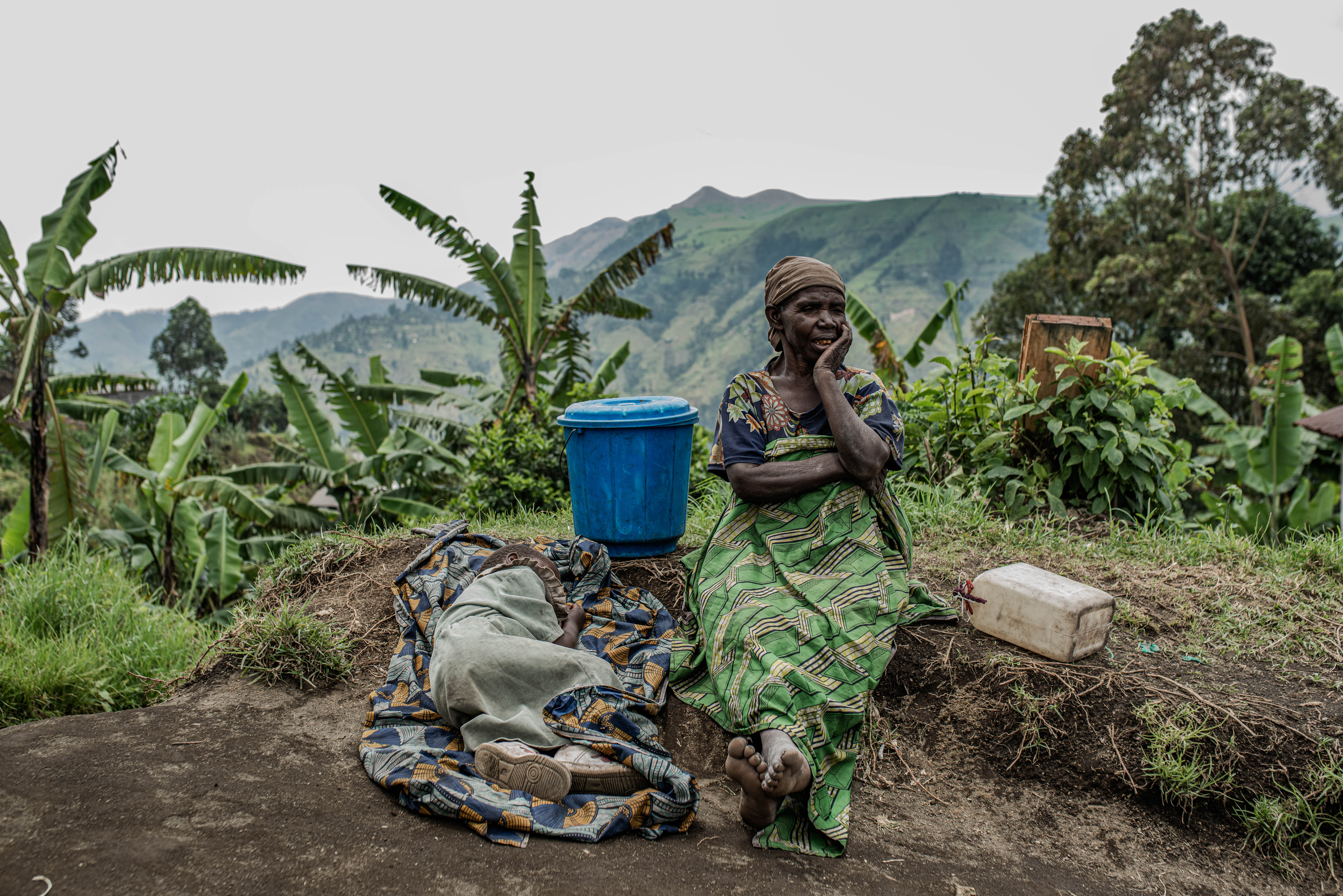 Vrouw met een kind dat naast haar slaapt. DRC