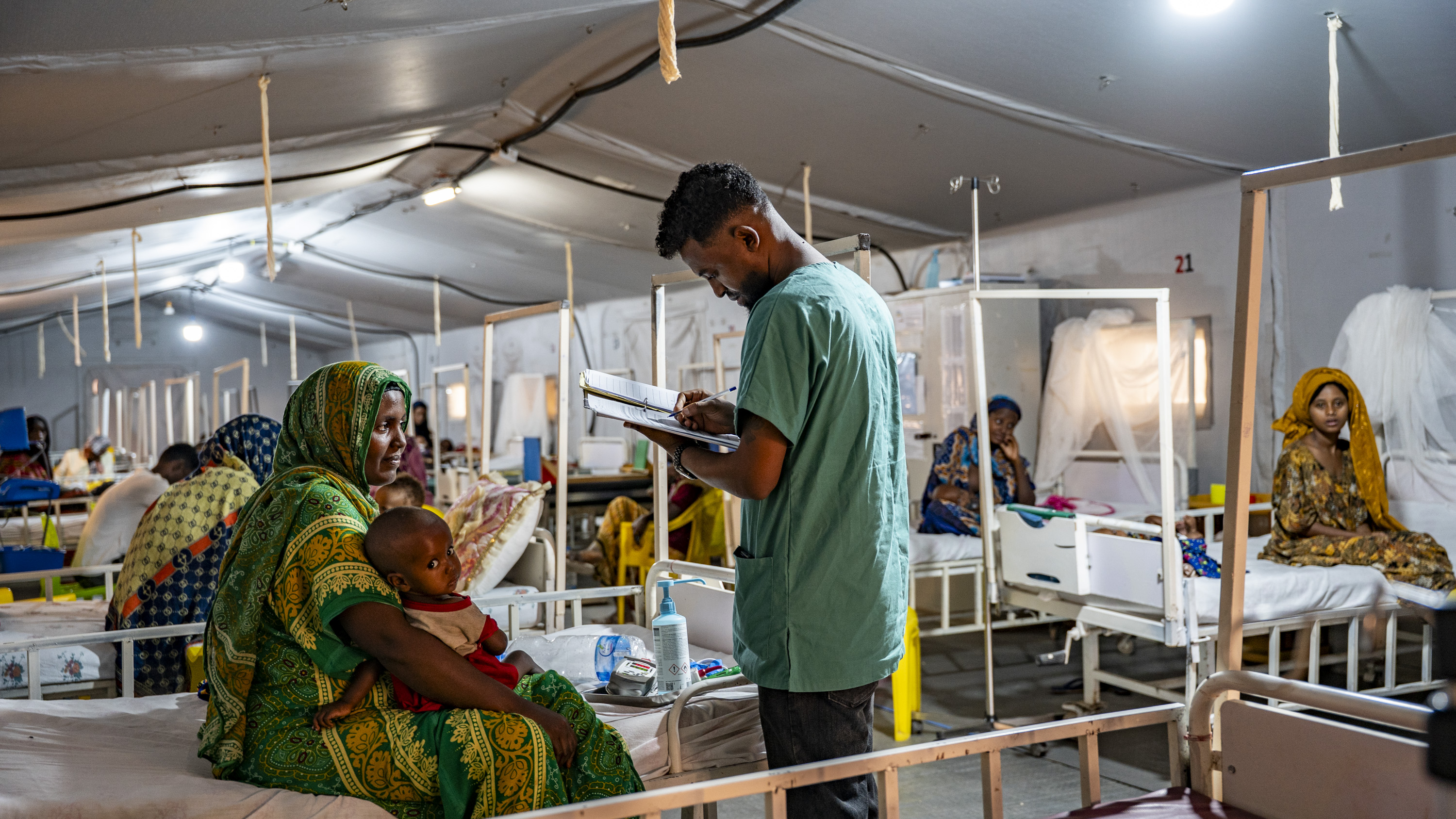 A doctor at MSF ITFC doing the daily round checking on the situation of Fatuma.