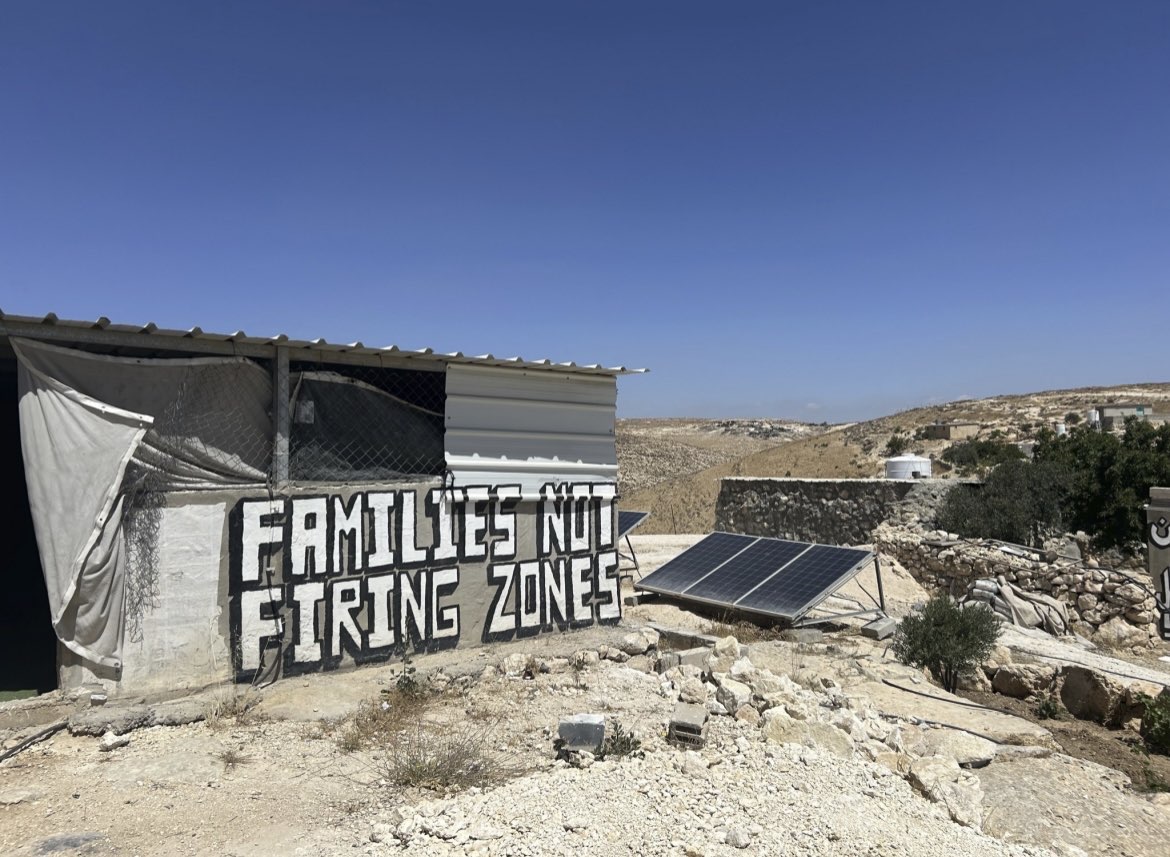 "families not firing zone" geschreven op een gebouw