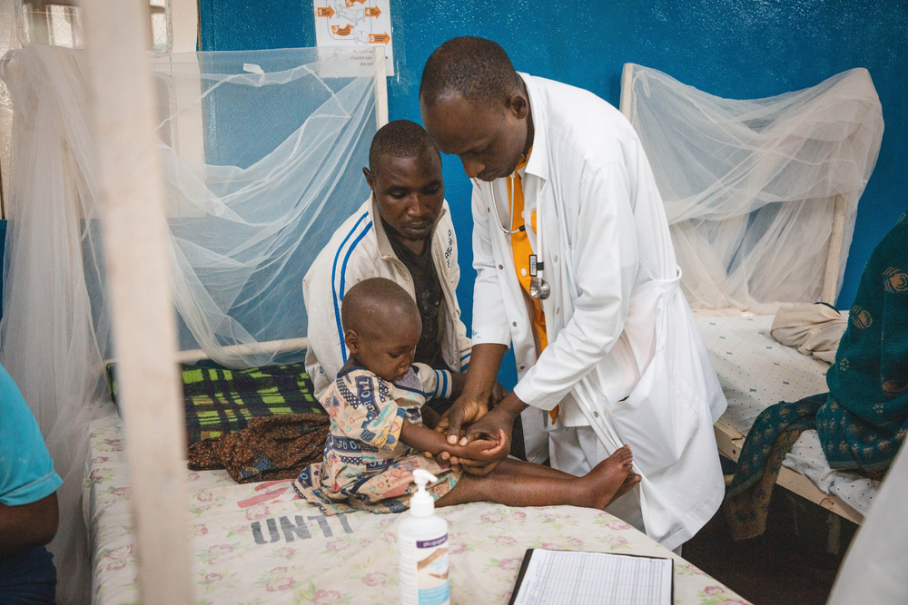 Lors d’une visite médicale, un médecin a examiné le corps d’Alice, une patiente admise pour malnutrition avant d’être prise en charge au Centre de récupération nutritionnelle intensive de l’Hôpital général de Masisi.