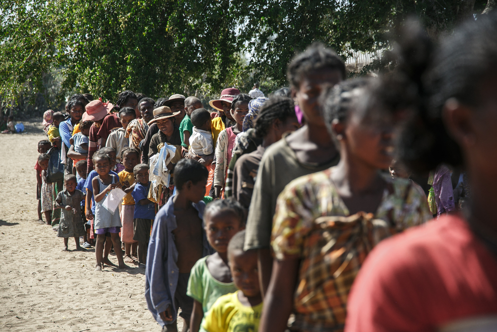 mobiele kliniek medisch personeel in het dorp Befeno, Commune Marovato, op 2 september 2021. - Sinds maart 2021 is AzG permanent aanwezig in het zuiden van Madagaskar, in Amboasary Atsimo en Ambovombe, om de bevolking dringend te helpen. Sinds juni 2021 heeft Artsen zonder Grenzen verschillende mobiele klinieken opgezet om de ernstigste gevallen van matige en ernstige ondervoeding te behandelen.