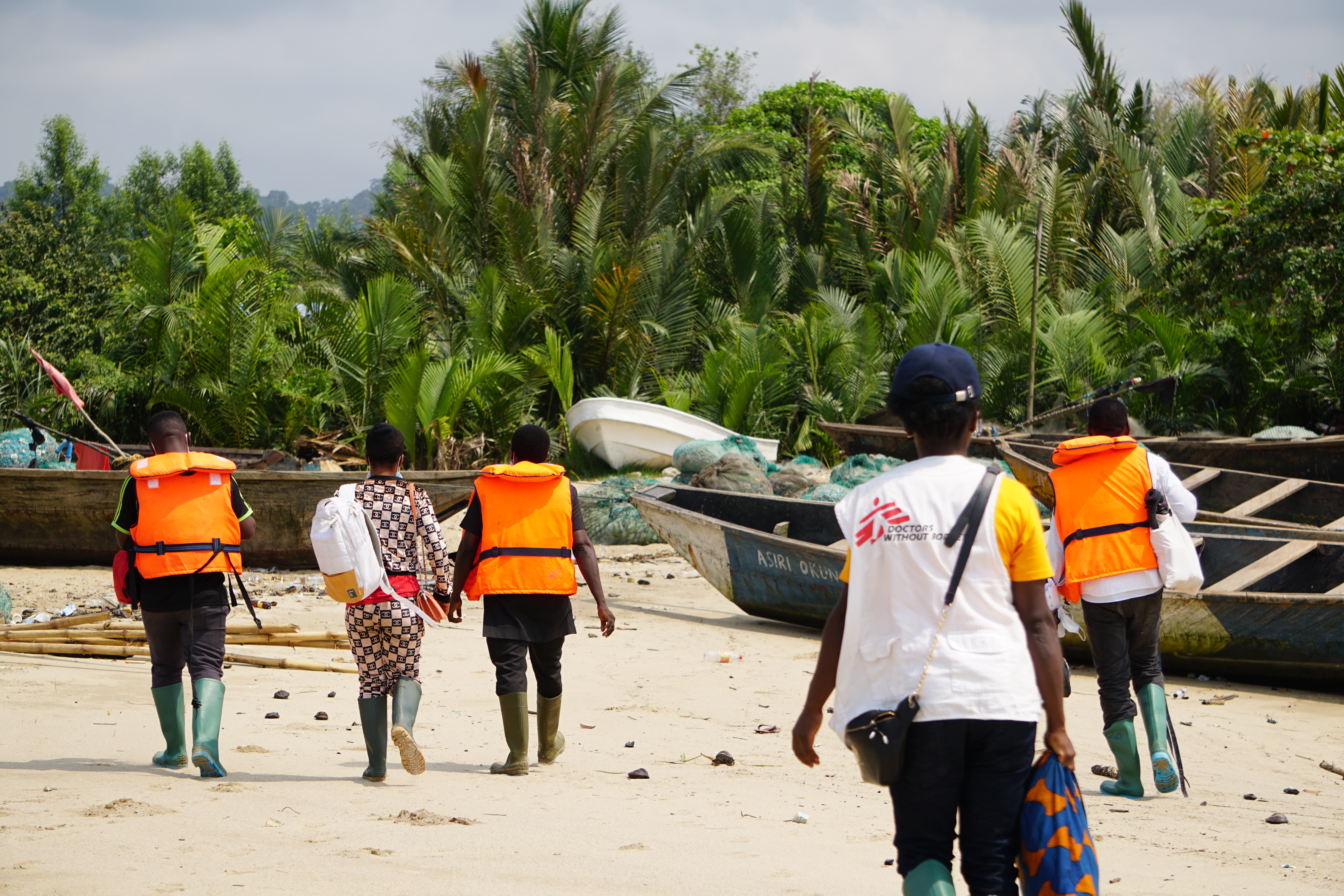 Une équipe de MSF à l'entrée du village d'Enyenge dans le sud-ouest du Cameroun