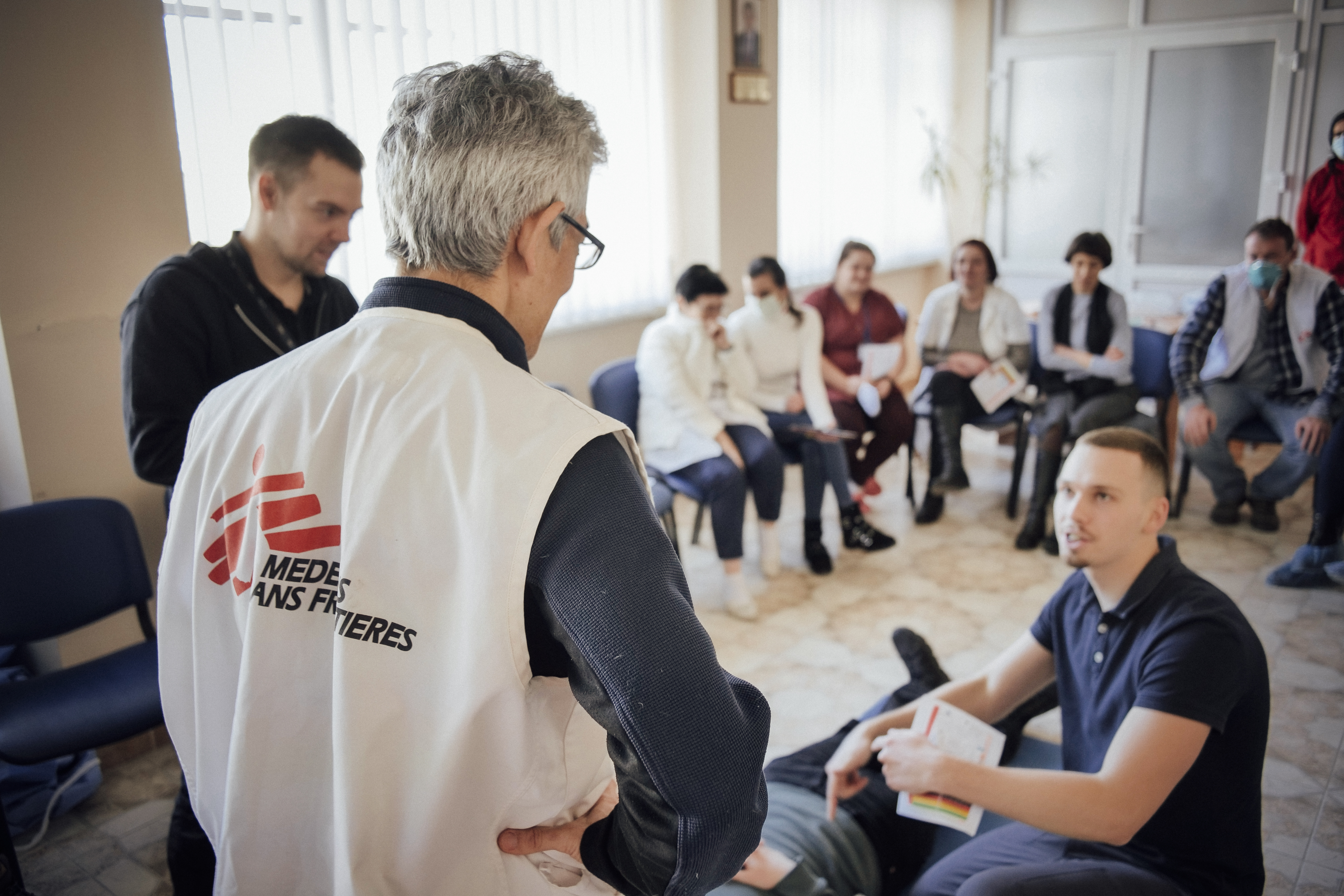 Beeld van een training om de massale toevloed van gewonden te beheersen, gegeven door medewerker van Artsen Zonder grenzen Edward Chu, adviseur voor spoedeisende geneeskunde en Joachim Gruber, arts in een ziekenhuis in Lviv.