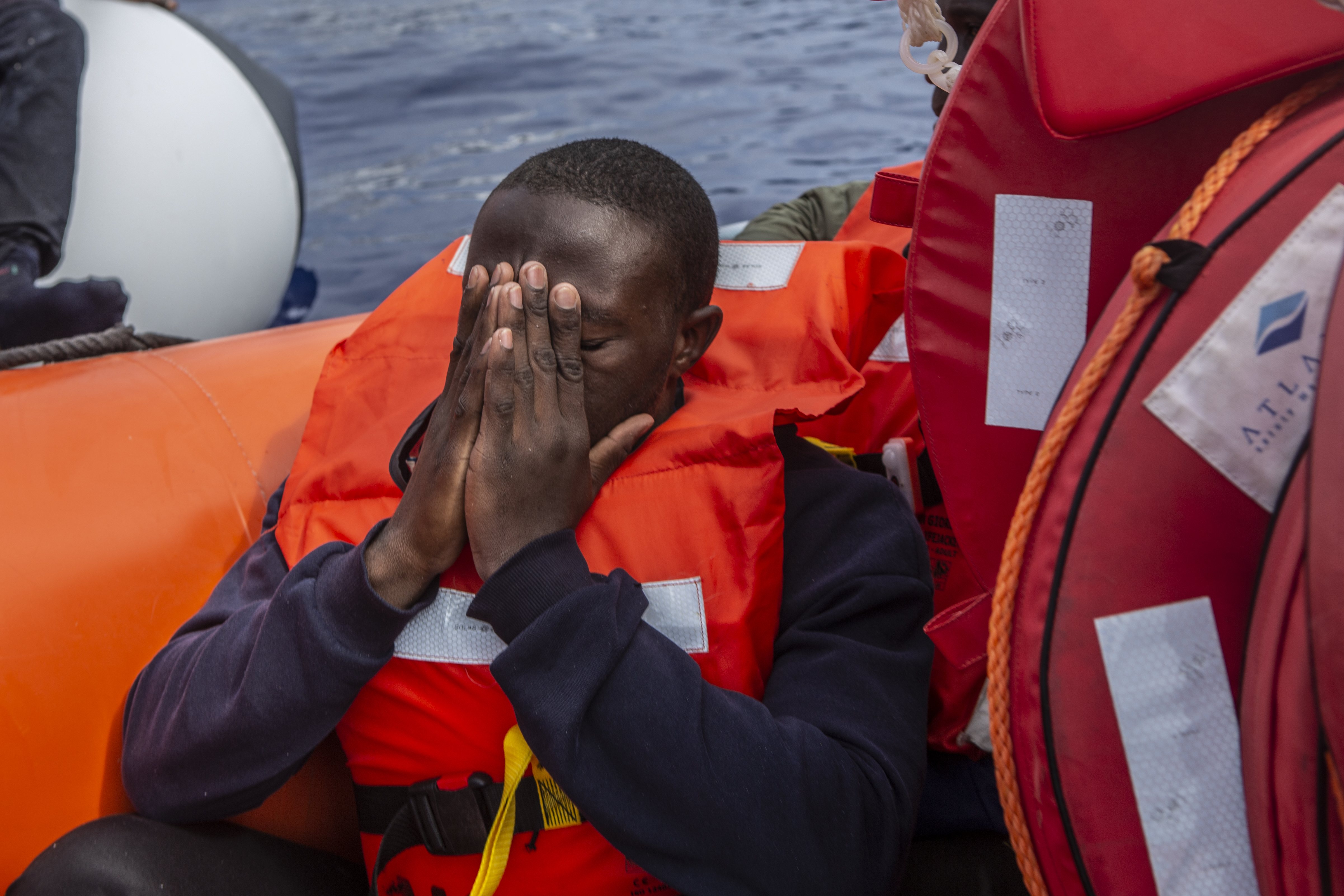 Een geredde man in een boot