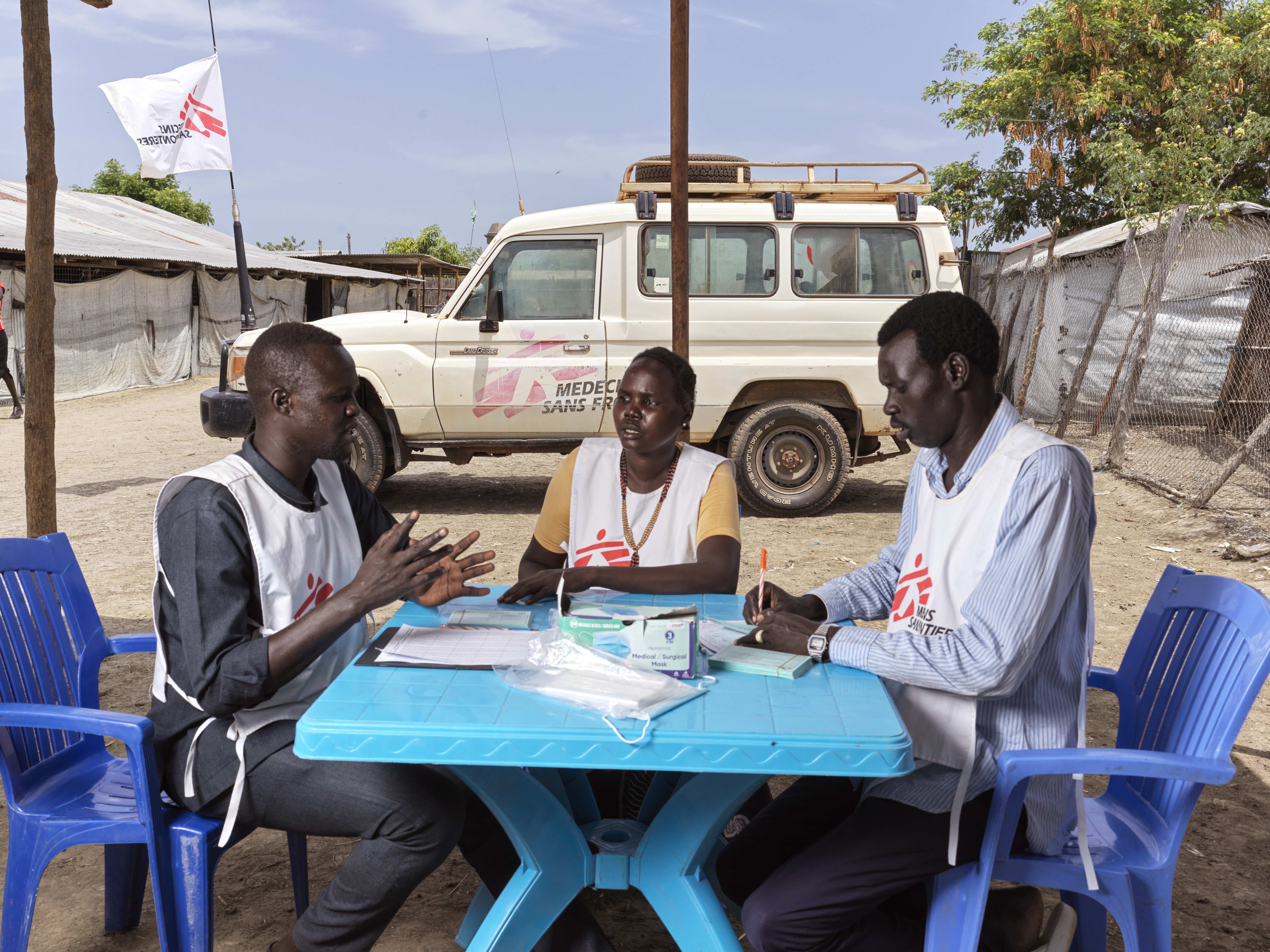 Des agents de santé communautaires dans le camp de personnes déplacées de Bentiu, discutant de la campagne de vaccination contre l'hépatite E. 