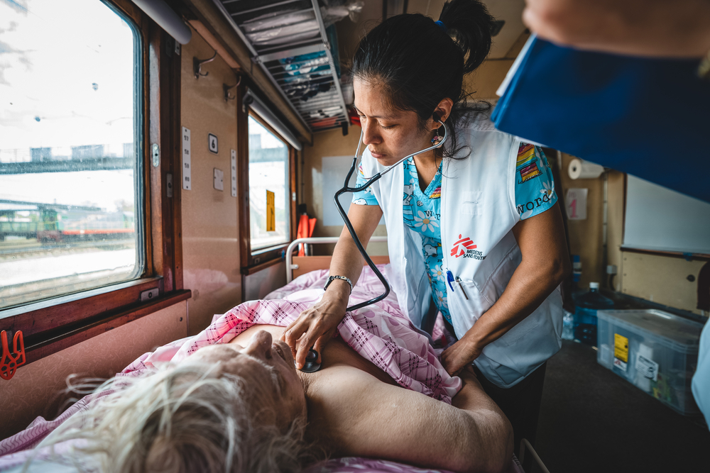 Dr. Guadalupe Garcia Noria houdt een patiënt in de gaten op de opname-afdeling van het medisch team van AzG tijdens een reis van Pokrovsk, Oost-Oekraïne naar Lviv, in het westen van Oekraïne. De reis duurt ongeveer 20 uur. Sinds 31 maart hebben we meer dan 600 patiënten vervoerd.