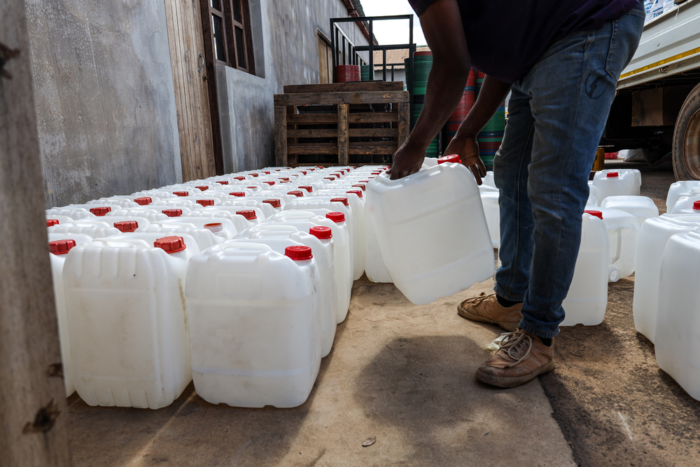 Behalve kits met basisbenodigdheden als dekens, potten en pannen, delen onze teams ook drinkbaar water uit.