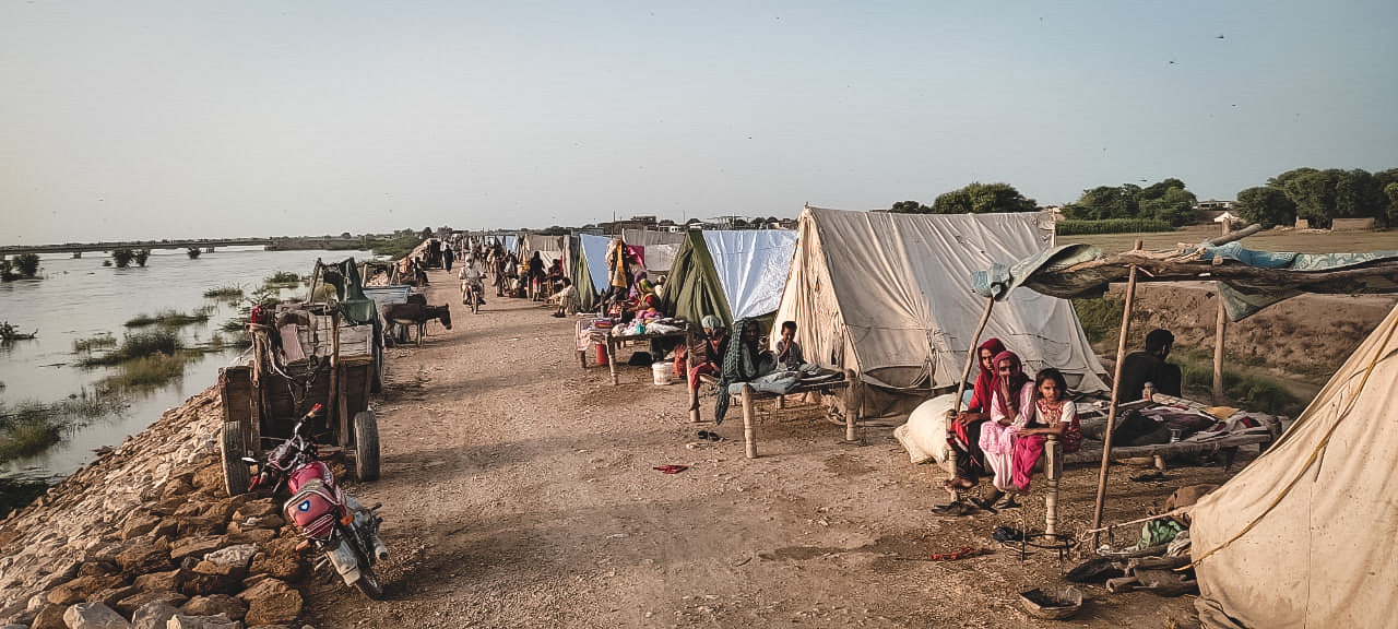 Maar liefst 33 miljoen Pakistanen zijn rechtstreeks getroffen door de overstromingen. Overal het hele land zijn 1 miljoen huizen verwoest. Mensen die voor het water zijn gevlucht, belanden op straat, in scholen of worden opgevangen in tijdelijke tentenkampen, zoals hier in het dictrict Dadu