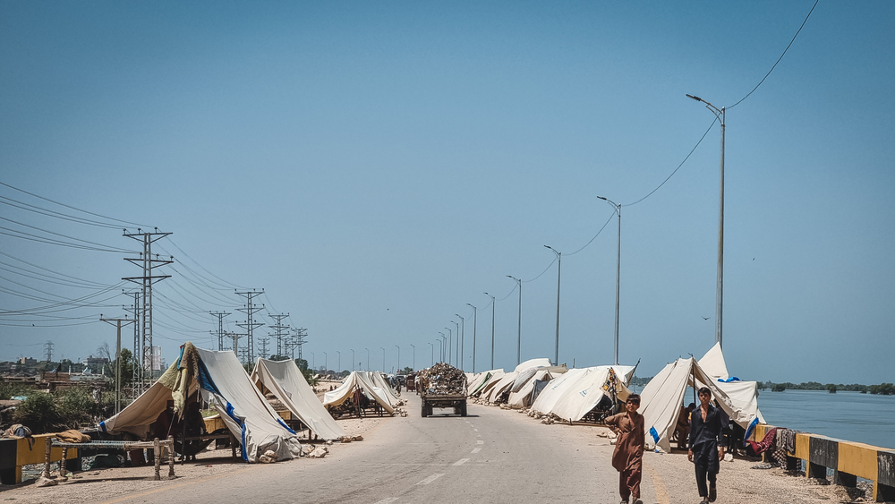 In augustus 2022 werd Pakistan getroffen door hevige en aanhoudende moessonregens. Meer dan een derde (!) van het hele land stond onder water. Maar liefst 33 miljoen mensen werden rechtstreeks door de overstromingen getroffen.