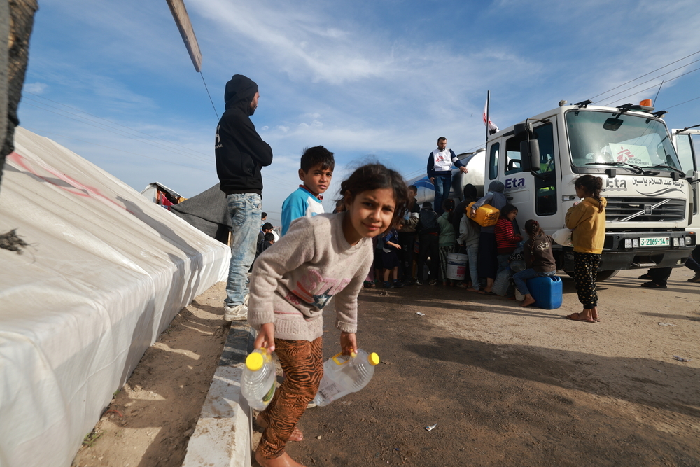 Palestijnse kinderen schuiven aan voor water