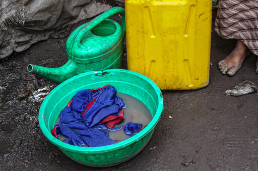 Kom met water om kleren in te wassen