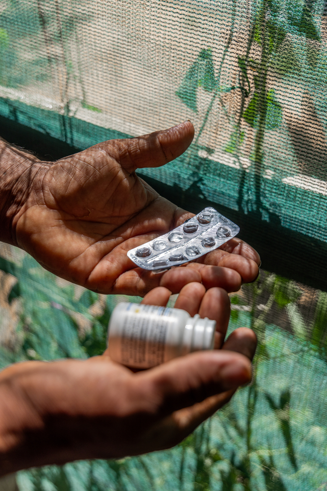 les mains avec les médicaments