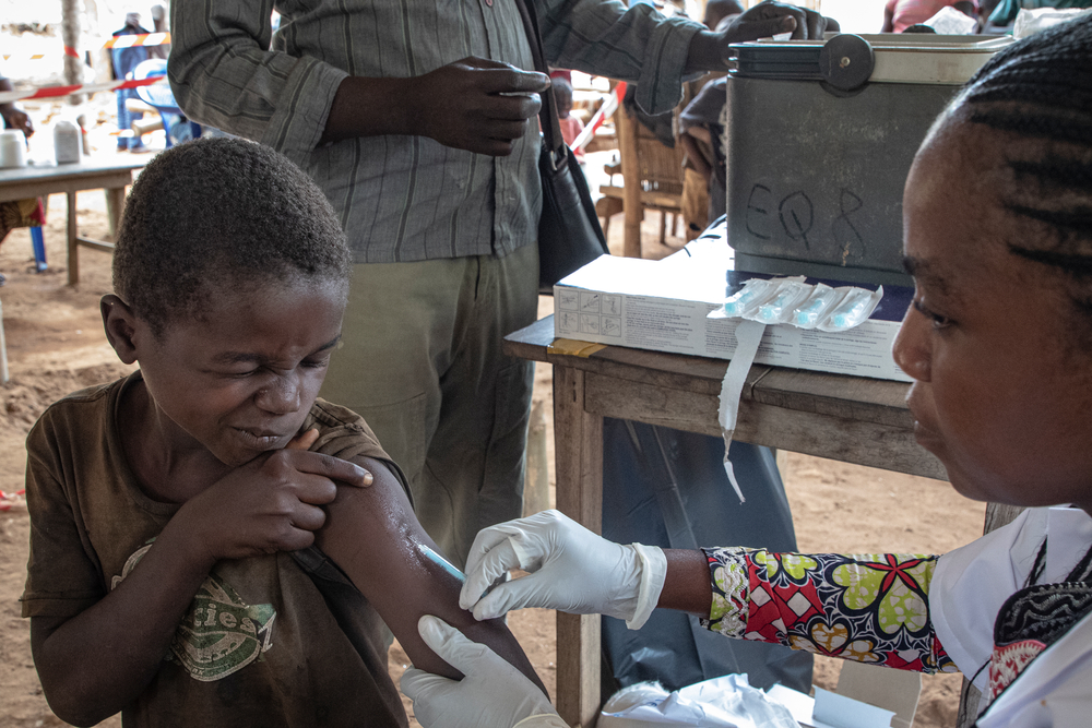 In R.D. Congo breken regelmatig grote uitbraken van mazelen uit.