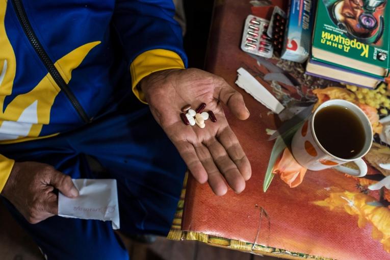 Un patient prend ses médicaments contre la tuberculose dans le village de Chudniv, dans la région de Zhytomyr, en Ukraine.  © Oksana Parafeniuk/MSF