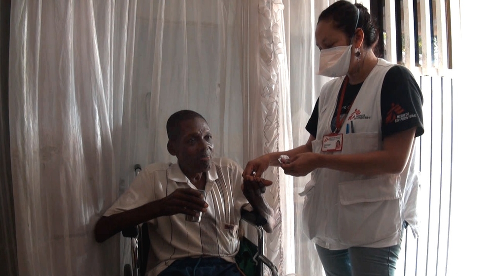 Een dokter van Artsen Zonder Grenzen draagt een mondmasker als ze een patiënt met tbc verzorgt, om zich tegen de bacterie te beschermen. © Aurelie Baumel/AZG. Colombia, 2013