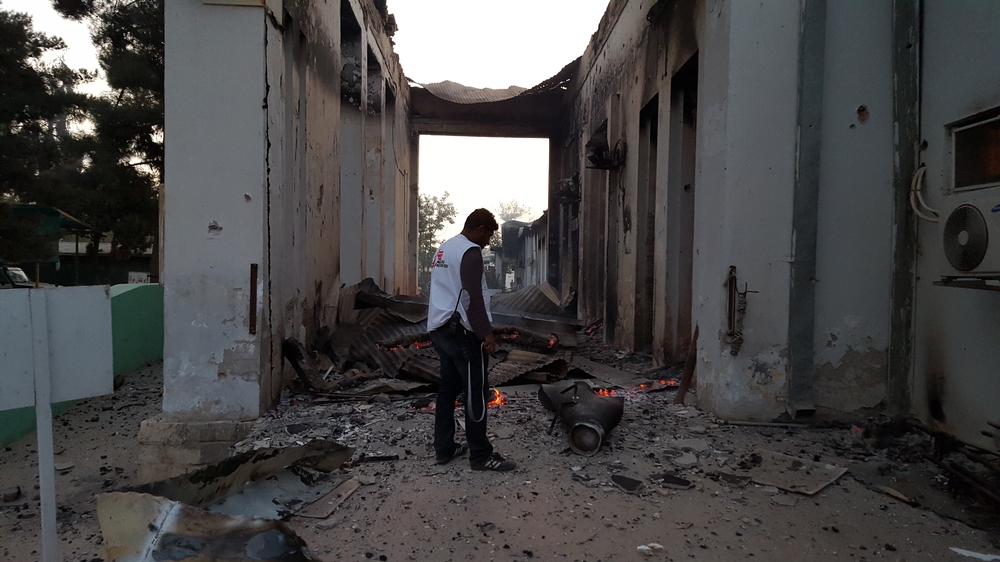 Un collaborateur MSF devant le centre de traumatologie de Kunduz après le bombardement du 3 octobre 2015