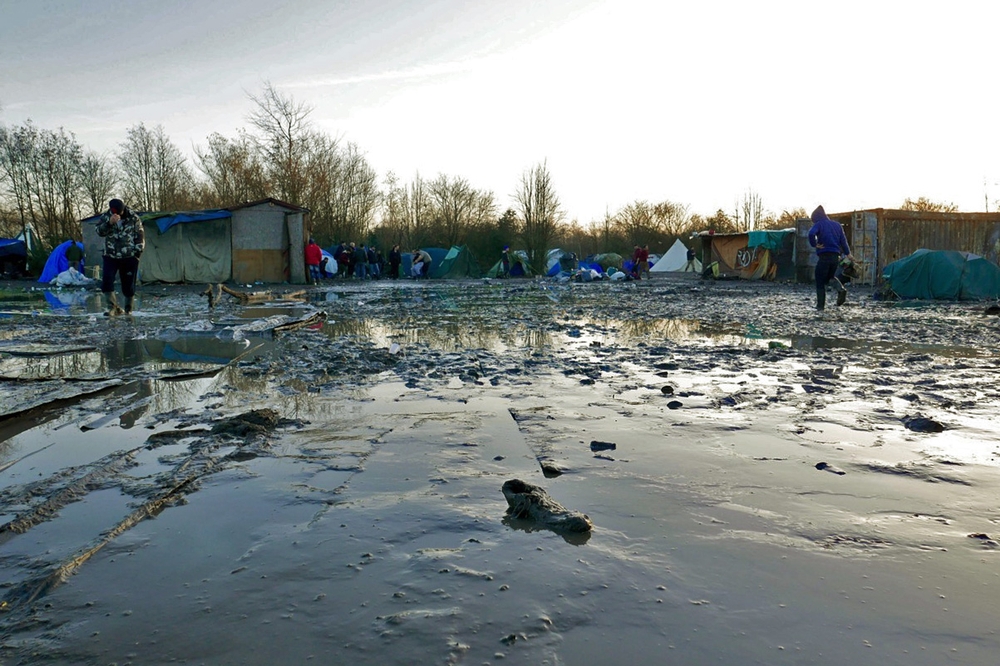 Le camp de réfugiés de Grande-Synthe, avant le déménagement vers un nouveau camp bâti par Médecins Sans Frontières. Il n'est pas surprenant que des épidémies de rougeole surviennent dans de telles conditions de vie. Martin Plaut/MSF. France, 2016.   