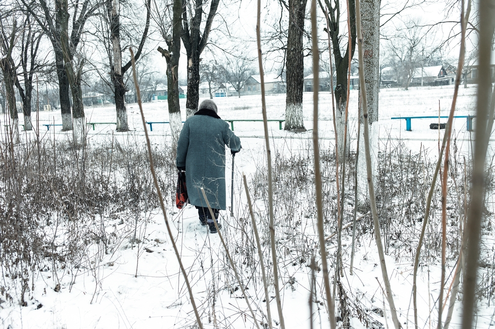 Valentina, 73 ans, rentre chez elle après avoir vu un médecin MSF à Kamenka, dans l'est de l'Ukraine