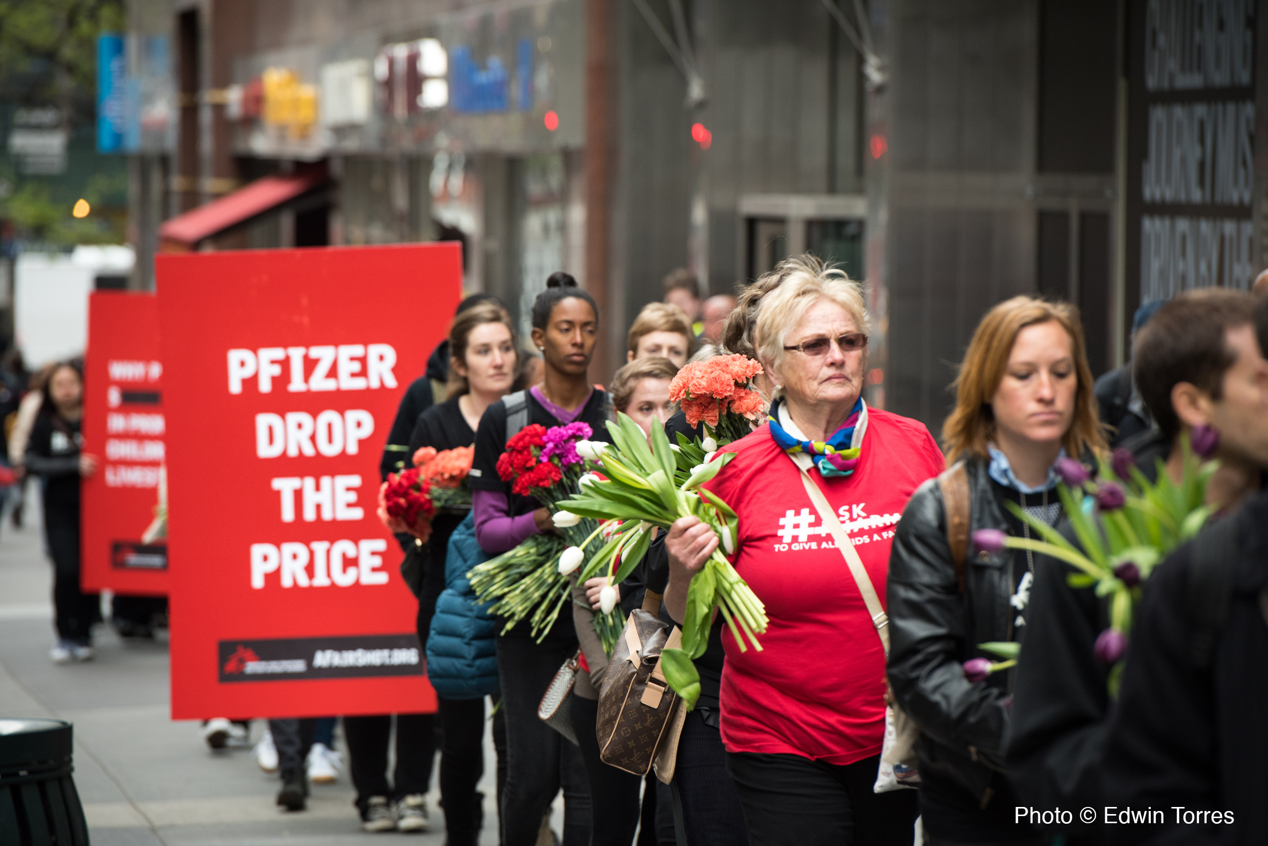 In april overhandigde Artsen Zonder Grenzen 416.000 handtekeningen aan Pfizer, om een lagere prijs voor het vaccin te vragen. © Edwin Torres