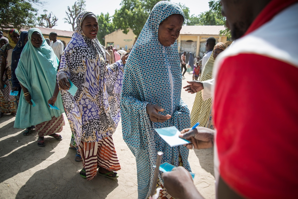 Distribution de nourriture dans un camp de déplacés à Maiduguri