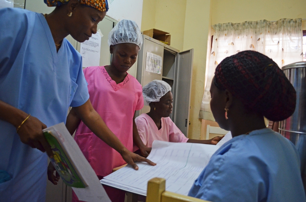 Bouhari et les autres sages-femmes dans le bureau de Gbaya Ndombia