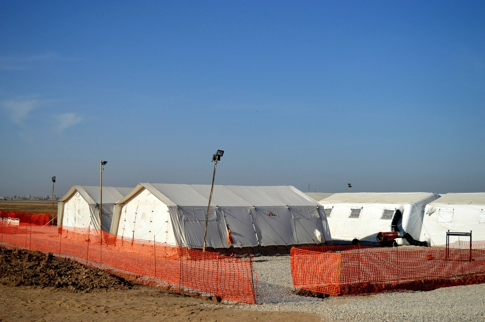 L'hôpital de campagne de MSF comprenant 8 lits d'urgence, 4 pour les blessés graves et 4 pour les blessés légers 