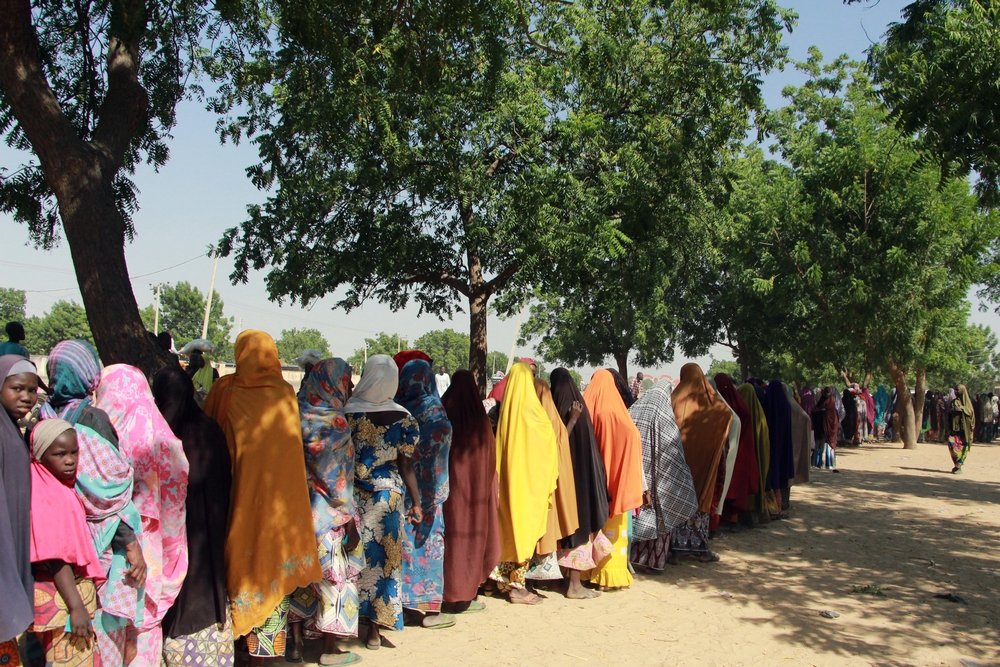 Des femmes nigérianes font la file pour obtenir de la nourriture