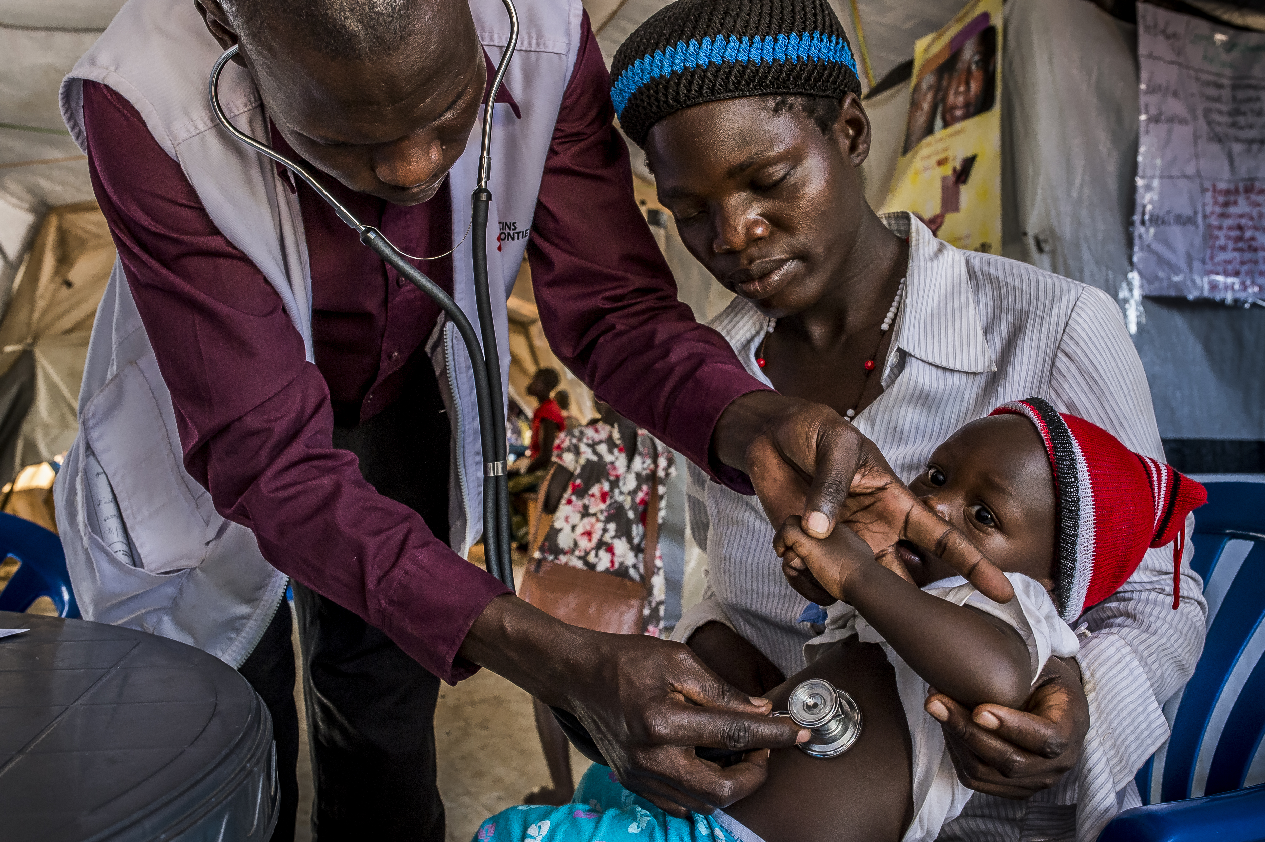 Consultation pédiatrique dans le centre de santé MSF de Bidibidi, en Ouganda.