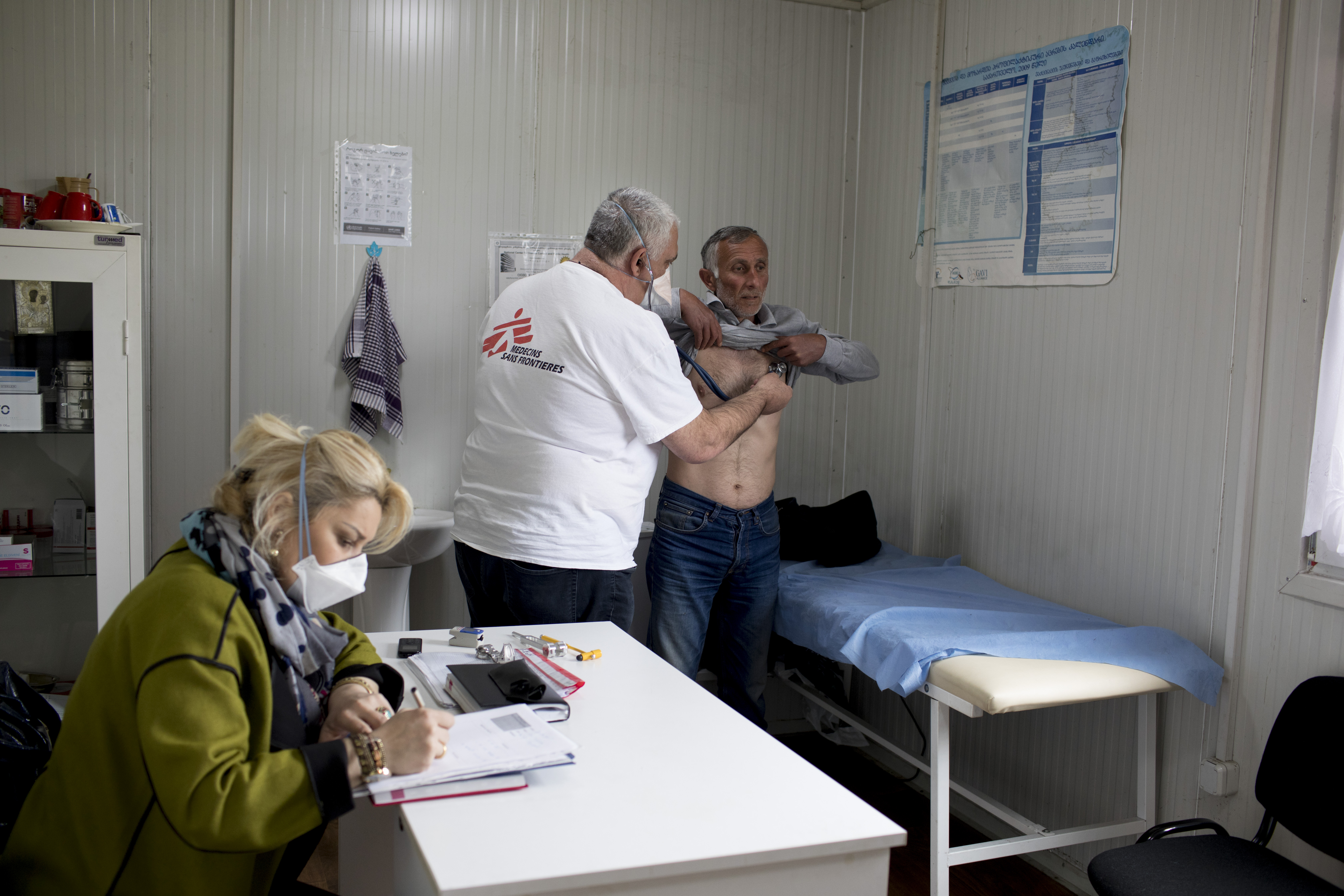 Een patiënt wordt onderzocht in het TB-ziekenhuis in Ushapati. © Daro Sulakauri, juli 2016.