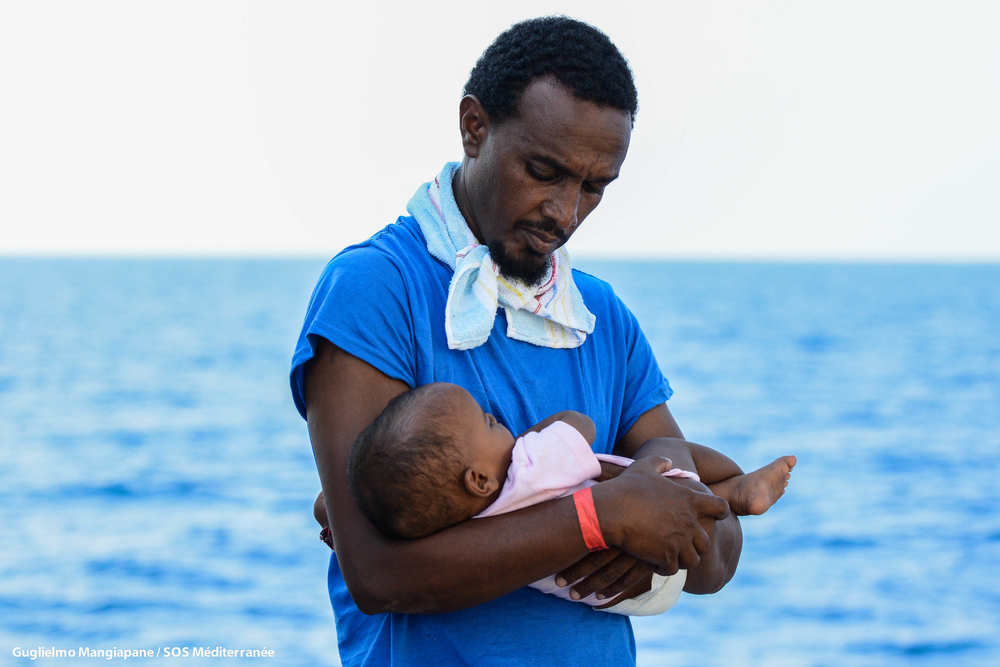 Père et son enfant à bord de l'Aquarius