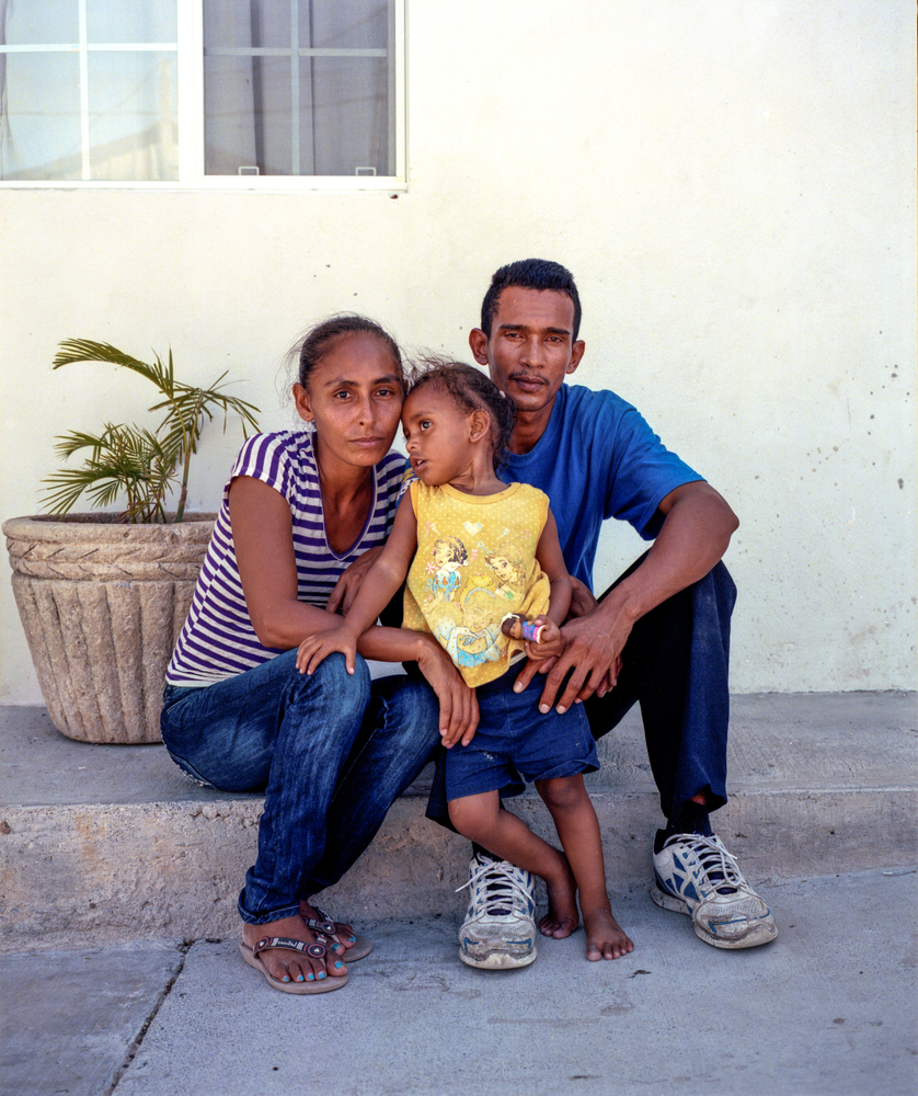 Carlos en zijn vrouw Ruth in het migratiecentrum van Senda de Vidan in Reynosa, Mexico. ©  Dominic Bracco, augustus 2018.