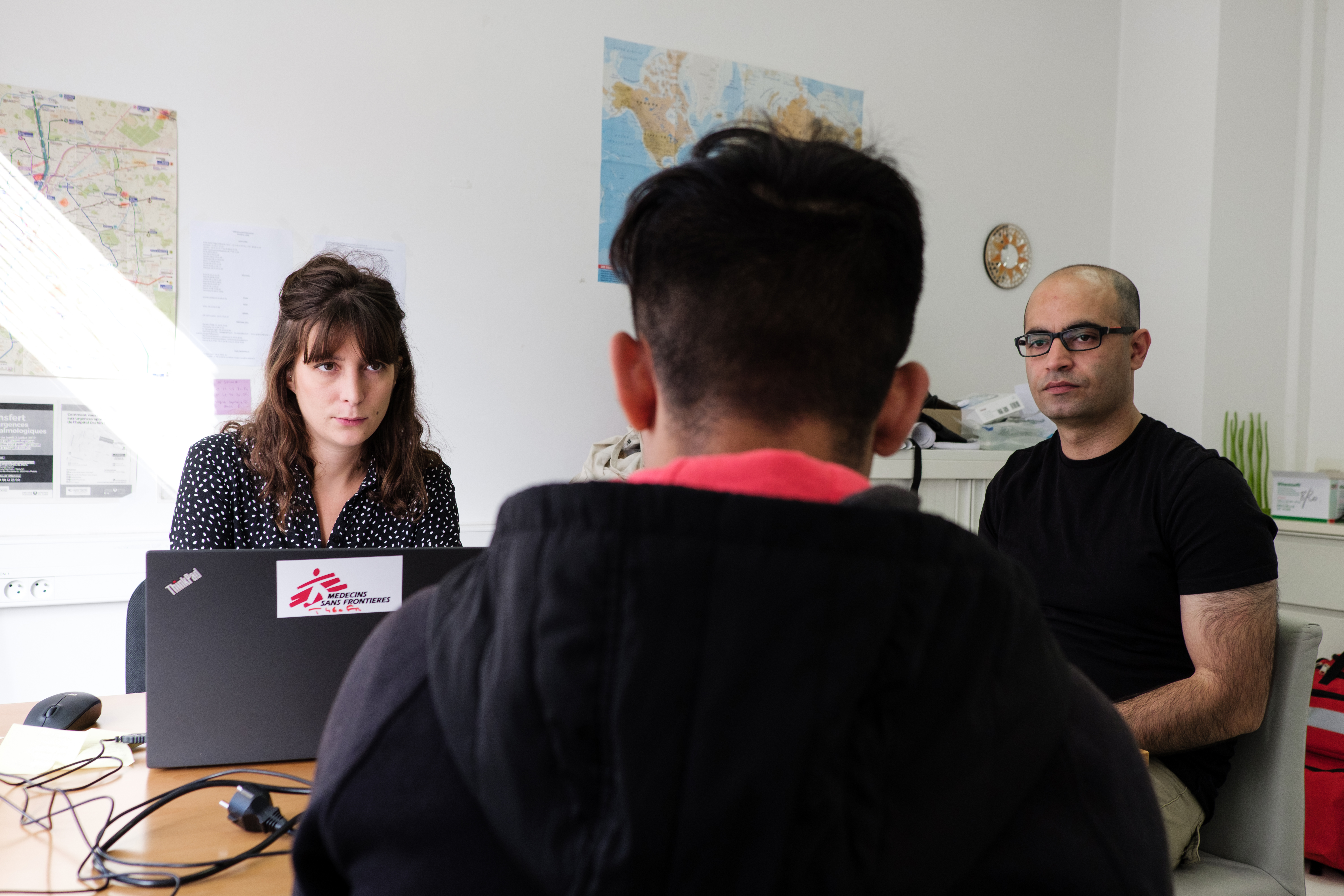 Charline Vincent, infirmière, reçoit un jeune garçon pour lui prendre sa tension et réaliser un bilan médical.  Centre d’accueil et d’orientation médical et administratif destiné aux mineurs non accompagnés à Pantin. © Augustin Le Gall/Haytham pictures, septembre 2018