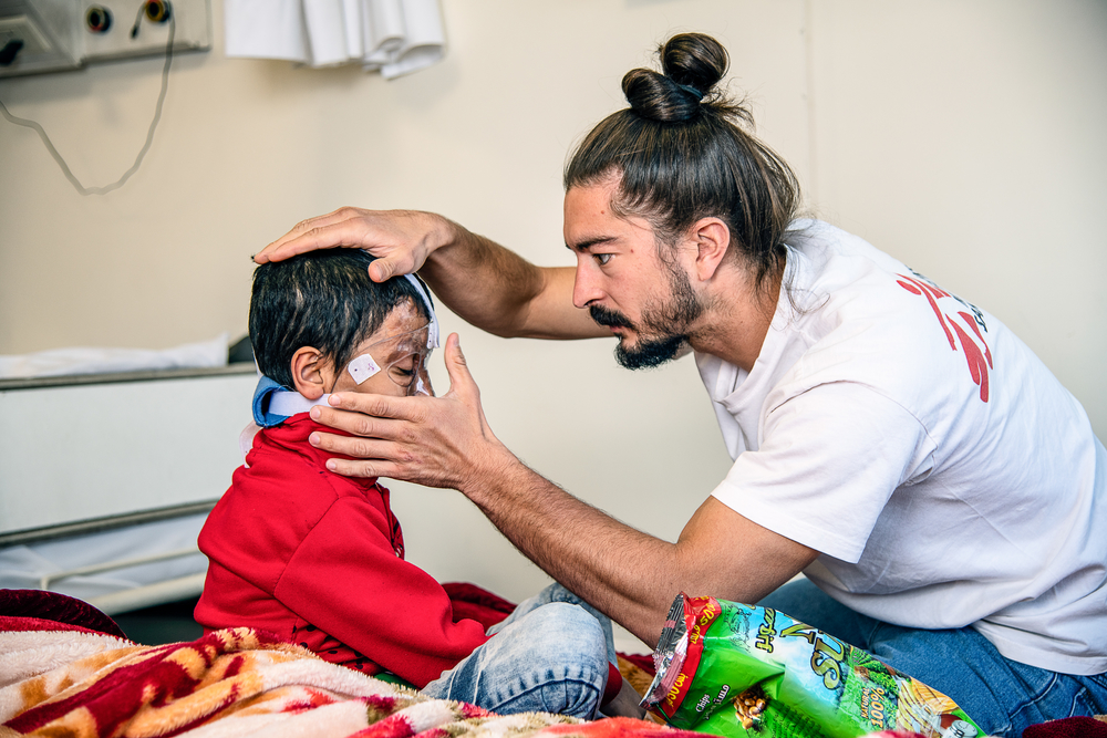 Noor, 7 ans, est originaire de Falloujah en Irak. Brûlée au visage à la suite d’une explosion il y a 3 ans elle est arrivée à l’hôpital d’Amman en aout 2018. Les différentes chirurgies du visage qu’a eu Noor ont représenté un véritable défi de conception pour notre équipe. Un masque adapté et transparent pour compresser les cicatrices lui a été délivré le 30 octobre 2018. Pierre Moreau, kinésithérapeute MSF pose le masque sur son visage. Depuis cette date, Noor porte son masque tous les jours et sa peau commence à s’assouplir.