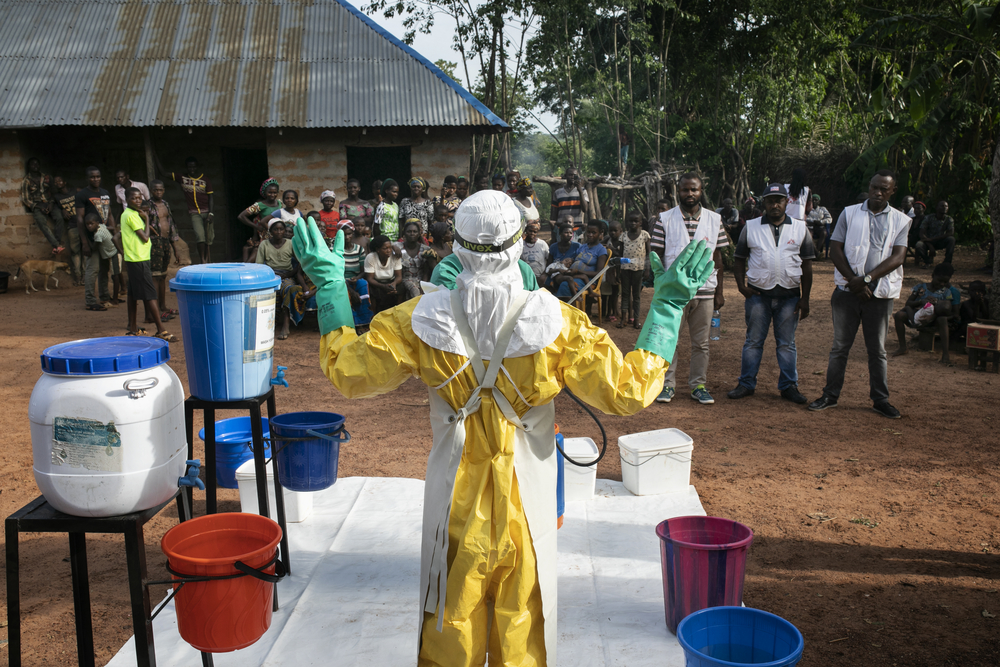 Une équipe chargée de l’assainissement de l’eau s’apprête à désinfecter la maison de personnes qui viennent d’être diagnostiquées comme souffrant de la fièvre de Lassa.