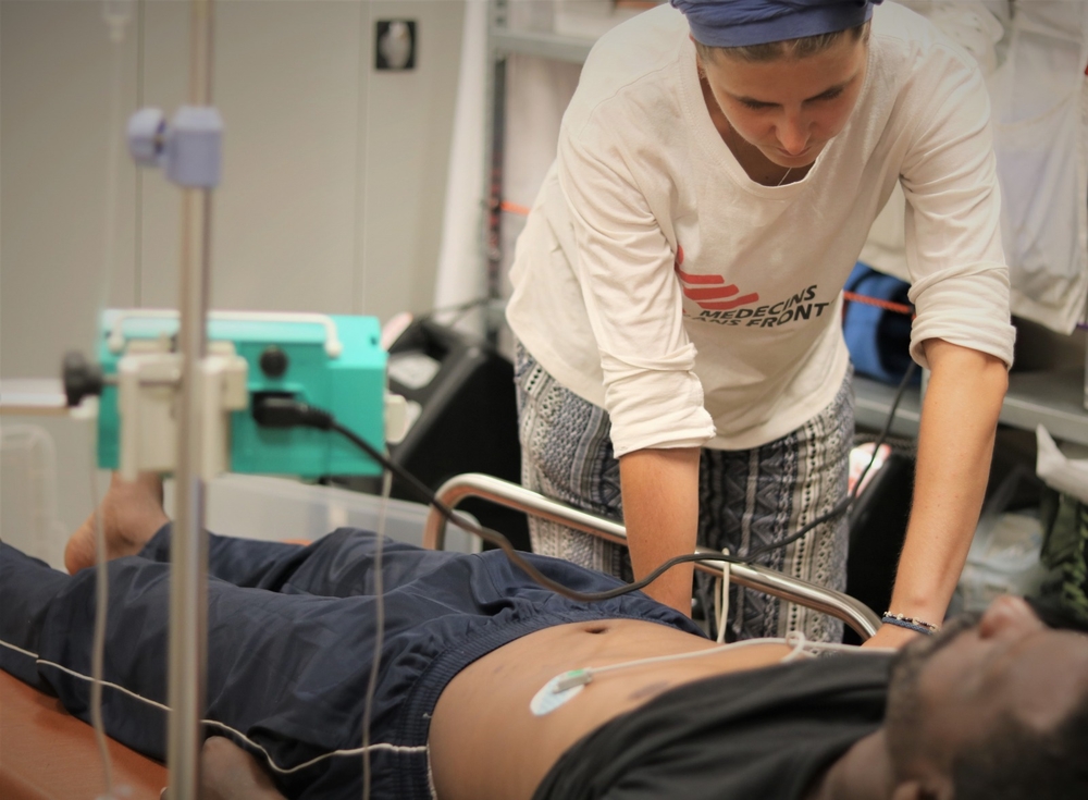 Dr. Stefanie prend le pouls d'un patient