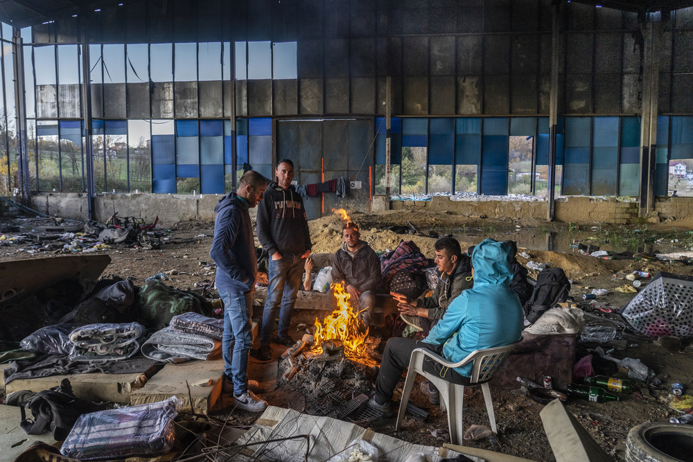 Dagelijkse taferelen in de leegstaande gebouwen rond Velika Kladusa. © Anna Pantelia, november 2019.