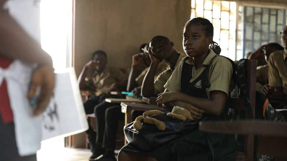 Blessing, une étudiante de 13 ans atteinte d'épilepsie, écoute les agents de santé parler à sa classe de l'épilepsie, afin de supprimer la stigmatisation sociale empêche les enfants épileptiques d'aller à l'école.