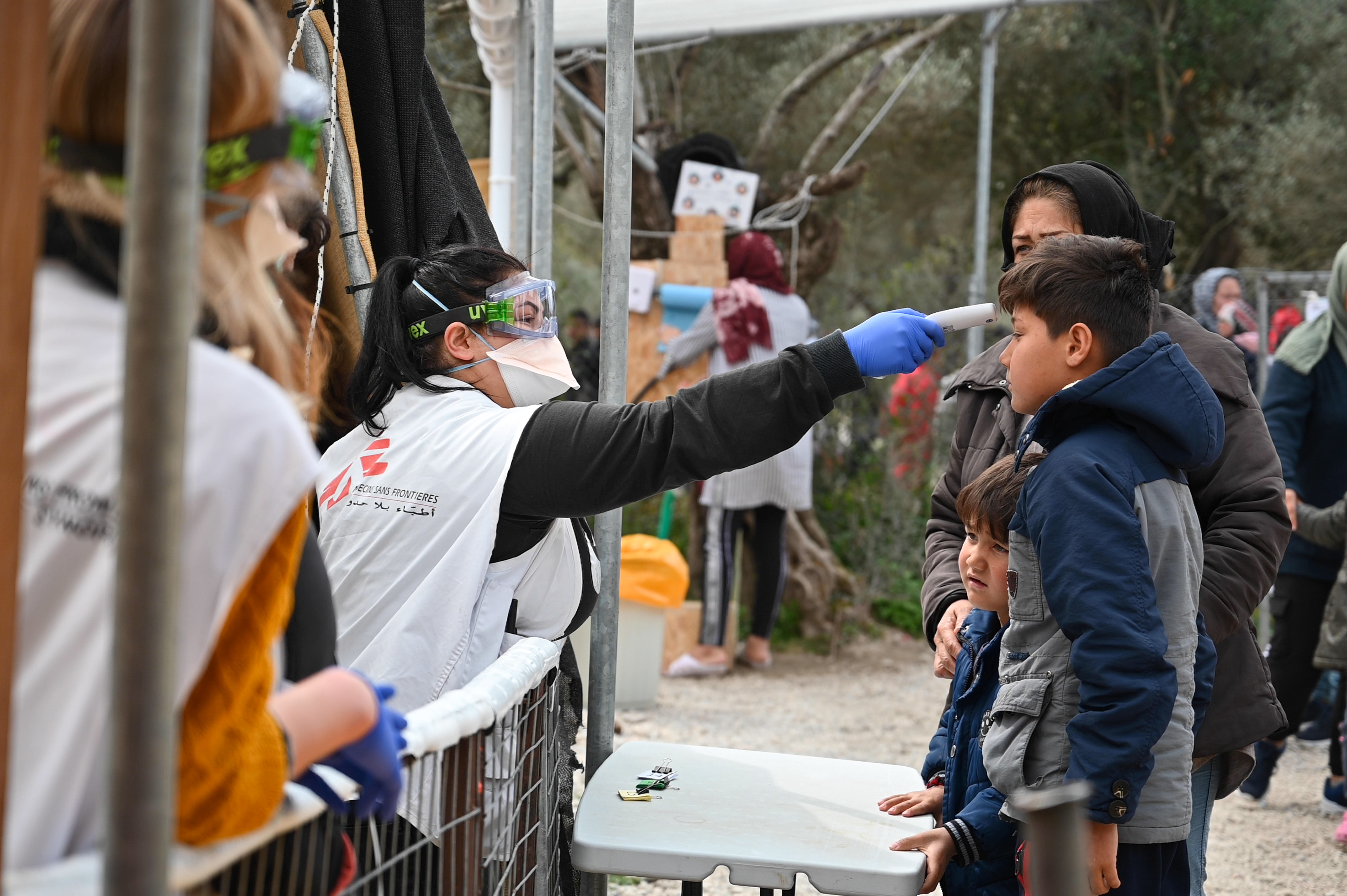 Al sinds april screenen we de bewoners van Moria op symptomen van COVID-19. In een overvol kamp, zonder degelijke zorg voor iedereen en een gebrek aan goede hygiënische omstandigheden, is een uitbraak van COVID-19 een humaniatiare nachtmerrie. We roepen al maanden lang om meer dan 20.000 mensen te evacueren. © Peter Casaer, april 2020. 