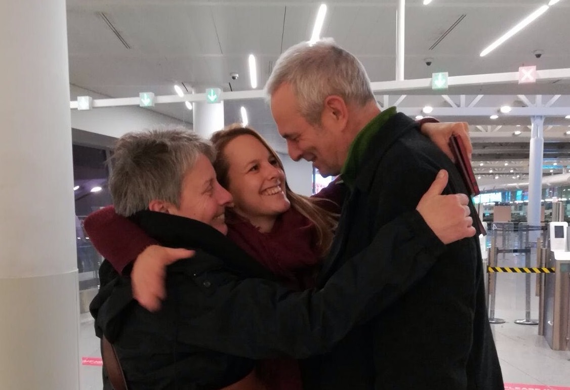 Line met haar familie in de luchthaven van Zaventem.