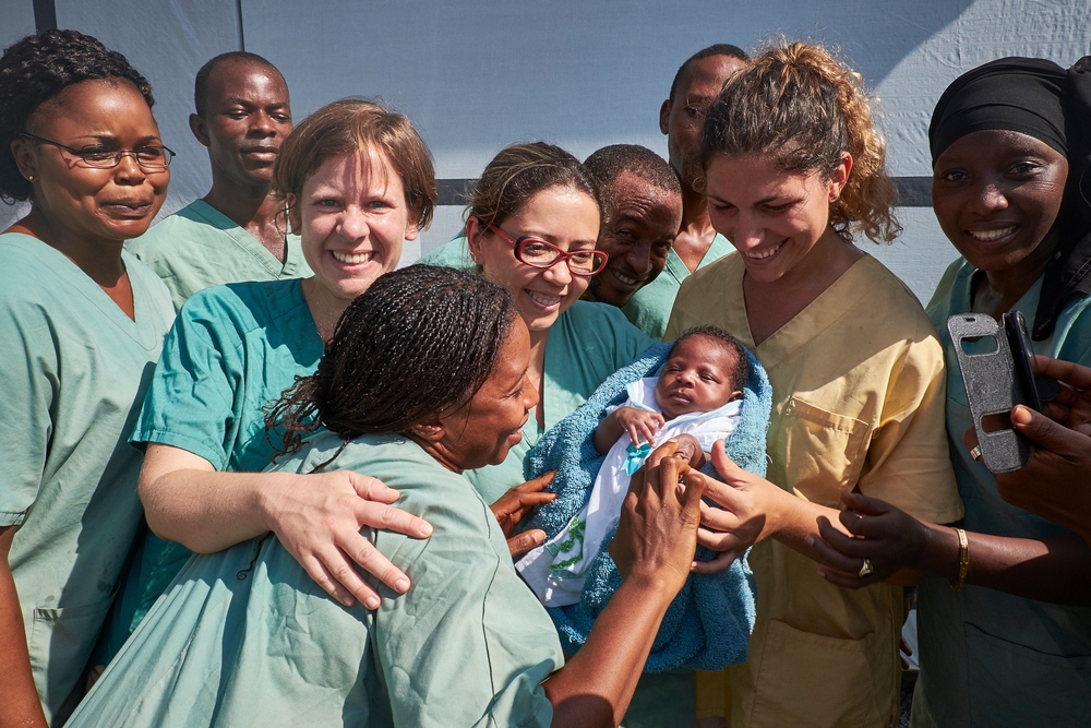 Op het einde van ebola-epidemie in Guinee genas voor het eerst een baby die geboren was met ebola, mogelijk dankzij een experimentele behandeling. Toch is er nog altijd geen medicijn dat met zekerheid werkt tegen het virus. © Sam Phelps. Guinee, 2015.