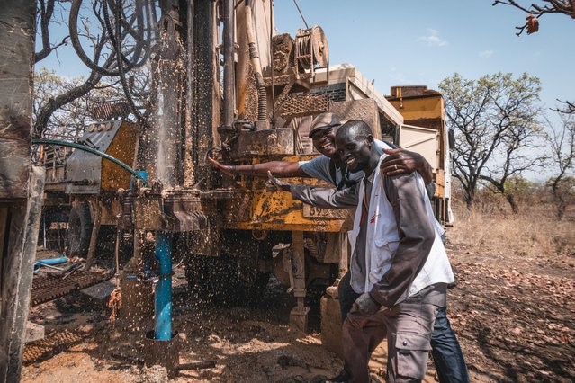 Les spécialistes de l'eau Agrrey et Oloya se félicitent de la réussite de ce projet. © Njiiri Karago, 4 mars 2022