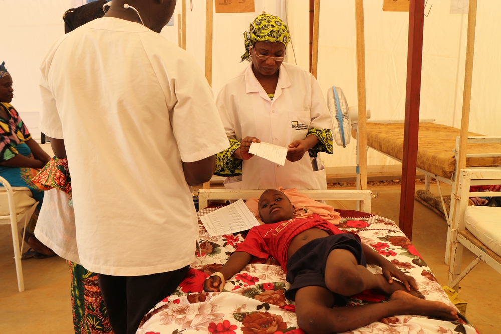 Dr. Halimatou Amadou onderzoekt een patiënt met meningitis op de afdeling intensieve zorg in Niamey. © Halimatou Amadou/MSF. Niger, 2015.