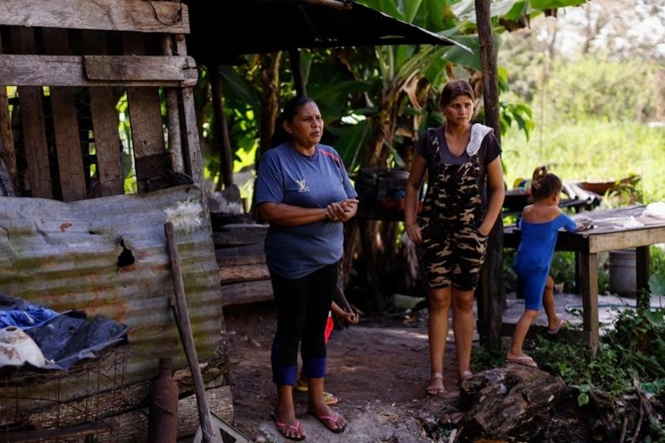 Jessica et sa mère (à gauche sur la photo). Venezuela. © Jesus Vargas, 1 juin 2022.