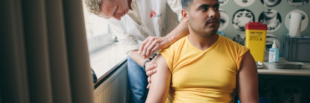 Maxime, médecin, administre une dose à Obeid Aymann Ismael, originaire de Palesti