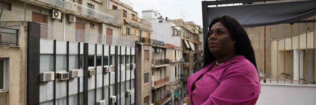 Yuli op een balkon in Griekenland