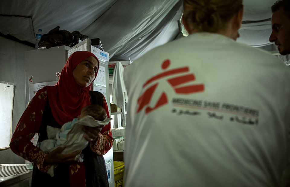 Une mère et son enfant souffrant de malnutrition dans le centre de traitement de nourriture thérapeutique de Qayyarah © Hussein Amri