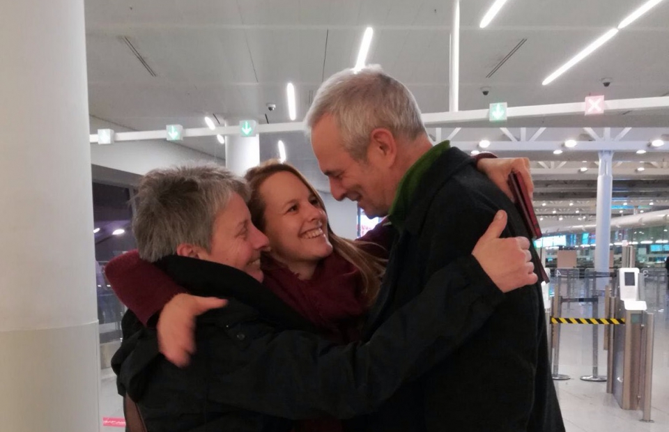 Line en compagnie de sa famille à l'aéroport de Zaventem. Elle part pour une mission de trois mois au Bangladesh