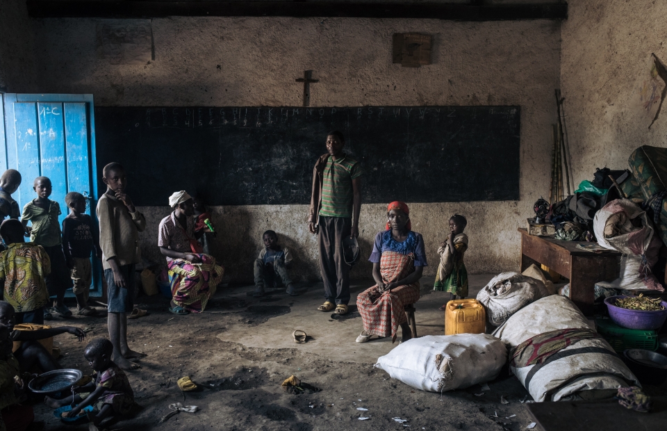 personnes dans une école abandonnée