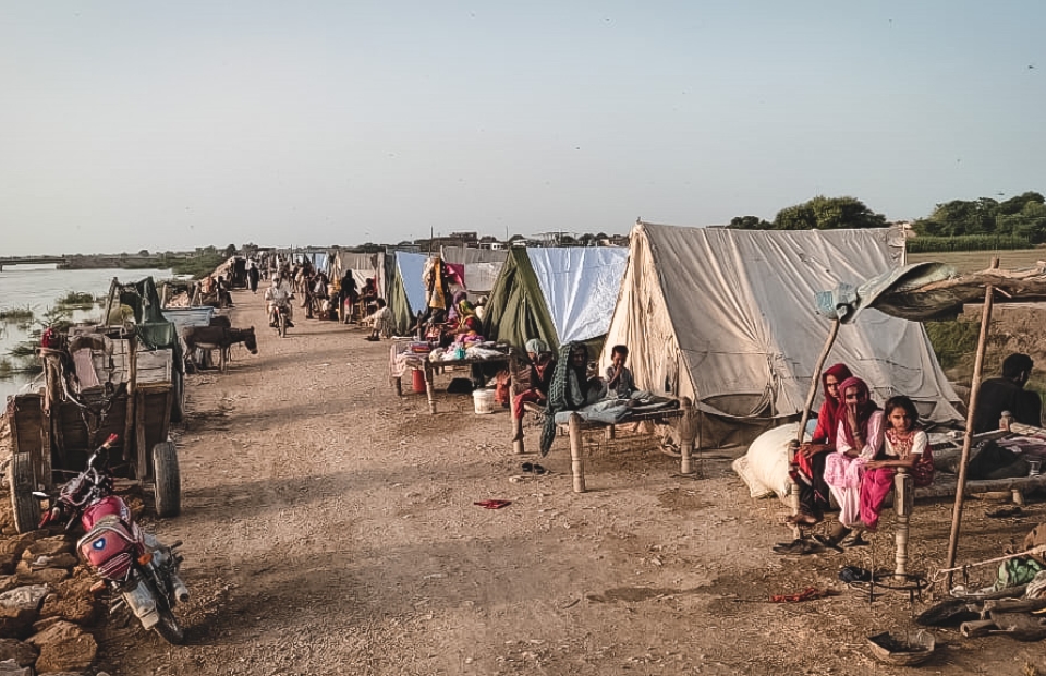 Pakistan lijdt momenteel onder ongeziene overstromingen. Bijna een derde van het land staat onder water, na extreme en aanhoudende moessonregens. Artsen Zonder Grenzen is ter plaatse voor de eerste noodhulp.